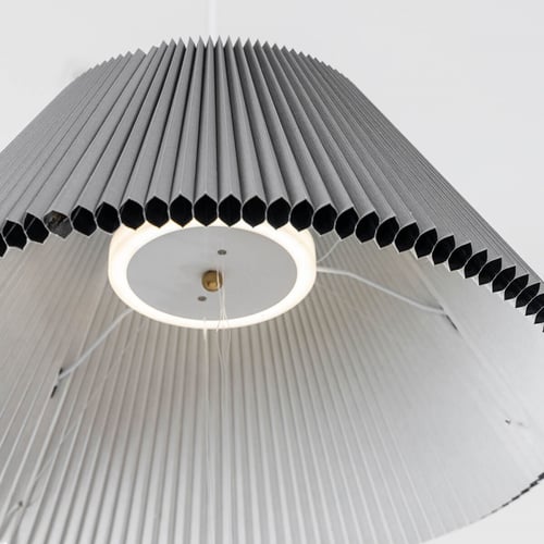 ثريا علاقية متعددة الاشكال باللون الرمادي