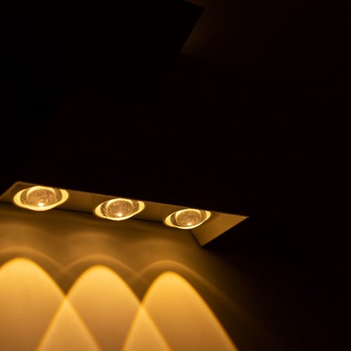 ابليك جداري خارجي مثلثين 6 لمبات ابيض