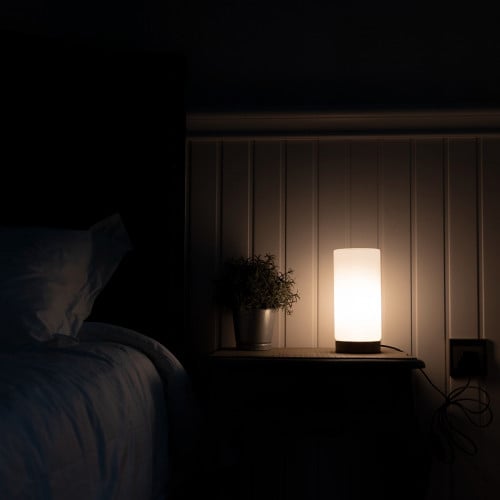 ابجورة طاولة اسطوانية بقاعدة خشبية