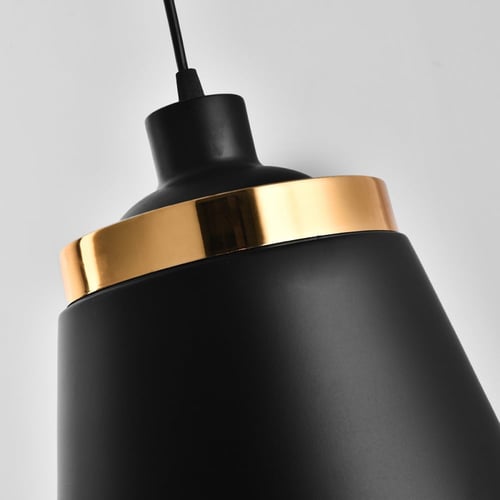 ثريا علاقية اسود مع اطار ذهبي لامع