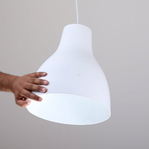 ثريا علاقية مفرد انيقة بلون ابيض