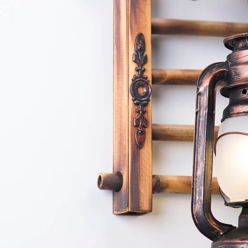 فانوس تراثي بقاعدة خشبية