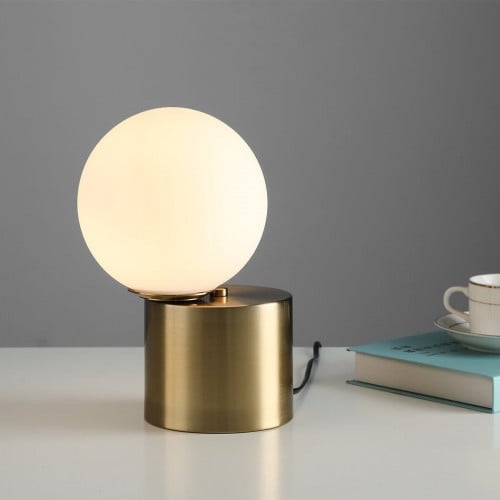 ابجورة مودرن كرة مضيئة وقاعدة ذهبية