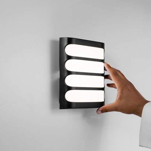 كشاف سور مربع بلون اسود وإنارة صفراء