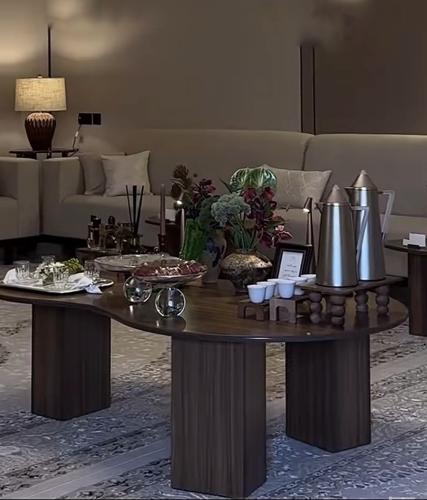 طاولة ضيافة خشب + ٣ طاولات خدمة