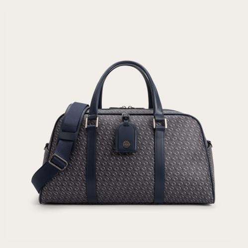 A spacious bag suitable for you on your trips in navy blue.