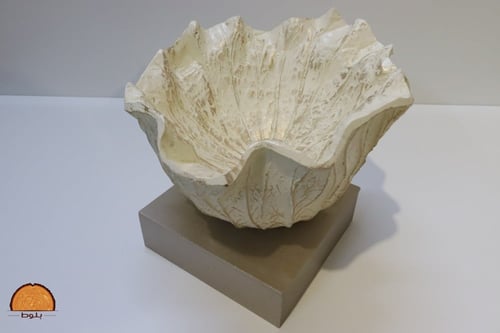 وعاء ديكور و صحن ضيافة بشكل ورقة على قاعدة مربعة