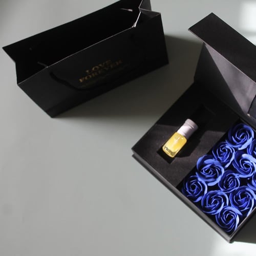 علبة هدية فاخرة بالورد الأزرق مع صندوق فاخر