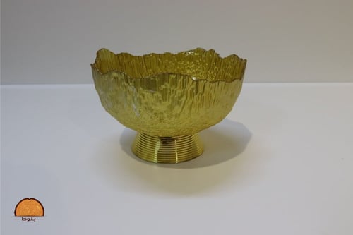 طبق تقديم ذهبي على قاعدة بحافة متموجة