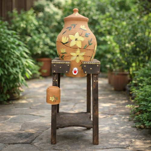 جرة ماء فخار مزخرفة مع حامل خشبي