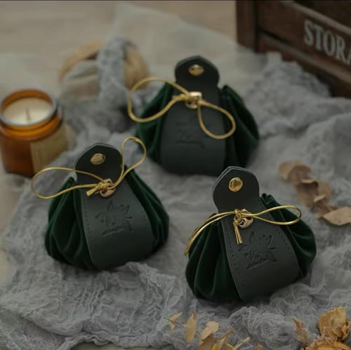 كيس هدايا مخملي فاخر برباط ذهبي