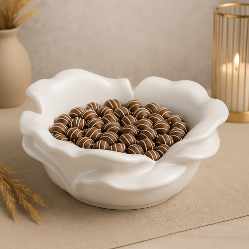 صحن تقديم أبيض بتصميم متموج أنيق