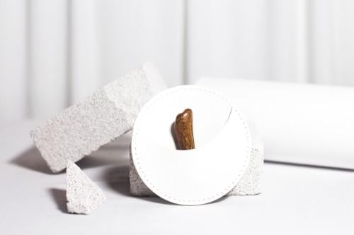 حامل هدايا جلد دائري بجيب