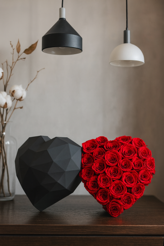 قلب ورد طبيعي أحمر مع علبة قلب سوداء فاخرة