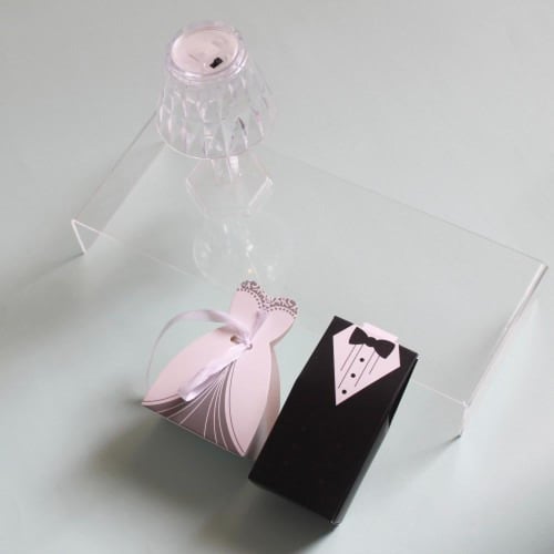 علبة توزيعات زفاف بتصميم العروس والعريس