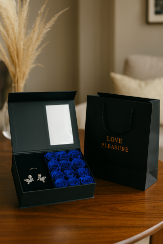 علبة هدية فاخرة بالورد الأزرق مع صندوق فاخر