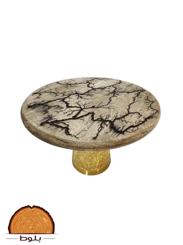 طبق تقديم مرتفع بسطح خشبي