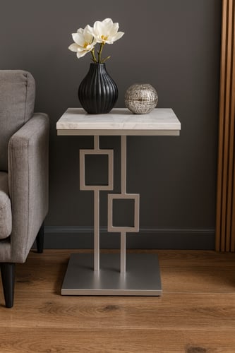 طاولة جانبية بسطح رخامي وقاعدة معدنية بتصميم هندسي