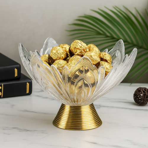 طبق تقديم بتصميم بتلات على قاعدة ذهبية