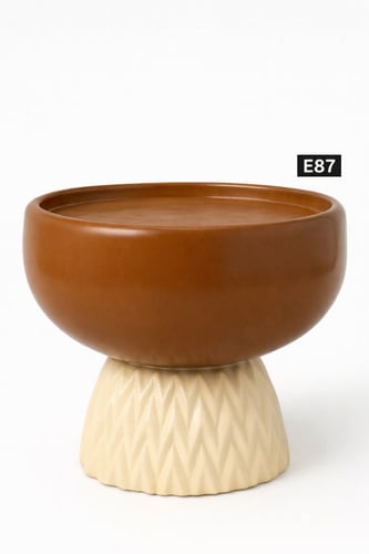 صحن تقديم بقاعدة مزخرفة ولون بني عصري