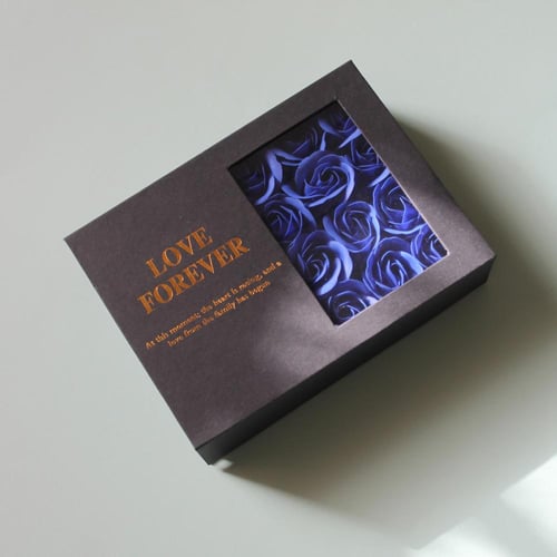 علبة هدية فاخرة بالورد الأزرق مع صندوق فاخر