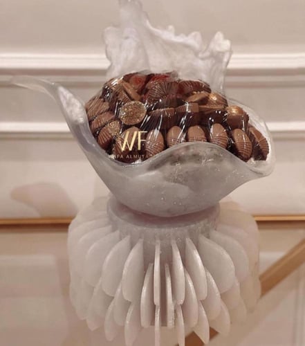 صحن حلويات مرتفع بتصميم صدفي