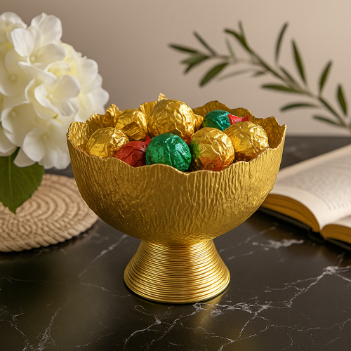 طبق تقديم ذهبي على قاعدة بحافة متموجة