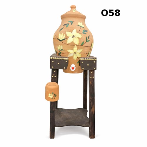 جرة ماء فخار مزخرفة مع حامل خشبي