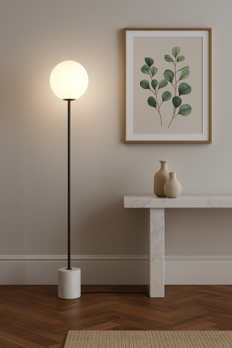 مصباح أرضي عصري بغطاء زجاجي كروي وقاعدة رخام