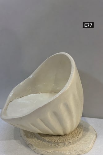 صحن تقديم بتصميم مائل وقاعدة مزخرفة