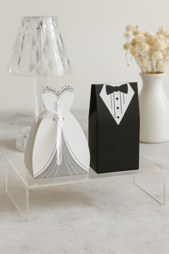 علبة توزيعات زفاف بتصميم العروس والعريس