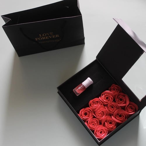 علبة هدية فاخرة بالورد الأزرق مع صندوق فاخر