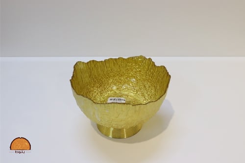 طبق تقديم ذهبي على قاعدة بحافة متموجة