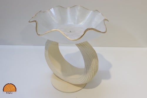 صحن تقديم بتصميم فني متموج مع قاعدة أنيقة