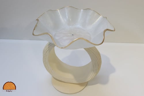 صحن تقديم بتصميم فني متموج مع قاعدة أنيقة