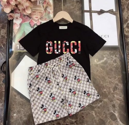 بدلة قوتشي ولادي قطعتين تي شيرت+شورت