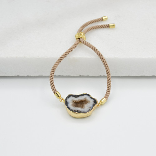 اسوارة مصنوعة يدويا من الحجر الطبيعي المطلي بالذهب...