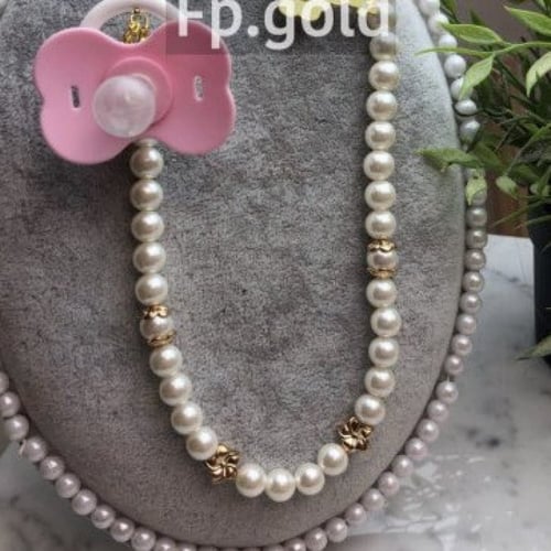 بروش اسم مع فراشه مع تعليقه لهايه لولو مع ورد بدون...