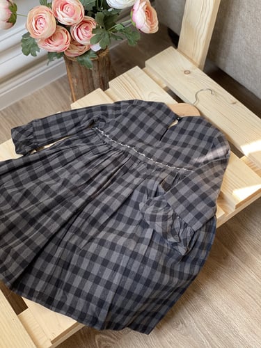 فستان كاروهات للشتاء مُزين بِ بروش ورد ولولو .