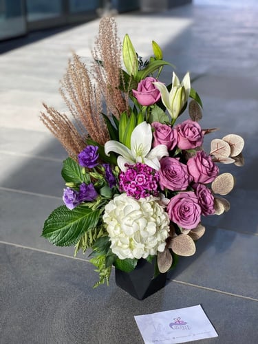 مجموعه من الورود على فازه 