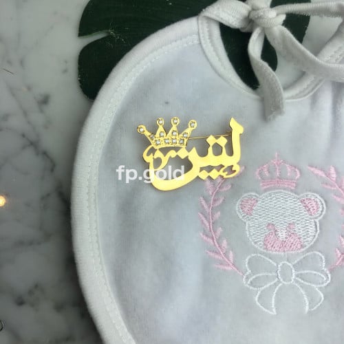 بروش تاج بالاسم مطلي ذهبي مع فصوص زريكون