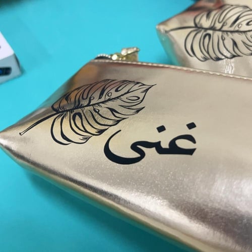 مقلمة ذهبية مزينة بورقة شجر