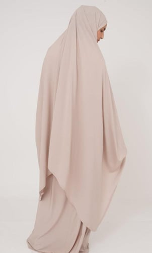 شرشف صلاة تنورة و طرحة لحمي فاتح