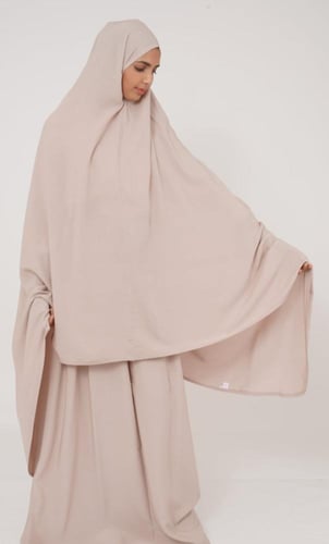 شرشف صلاة تنورة و طرحة لحمي فاتح