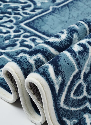 سجادة صلاة فاخرة بنقوش على الأطراف