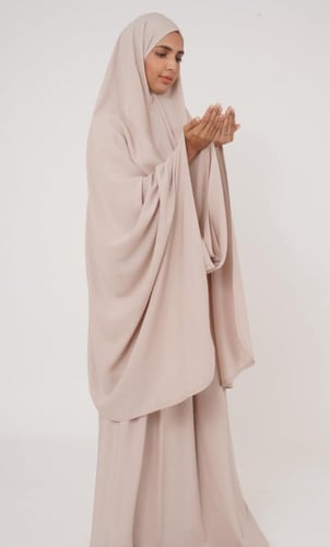 شرشف صلاة تنورة و طرحة لحمي فاتح