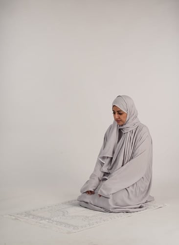 طقم صلاة سجى باللون الرمادي والتيفاني