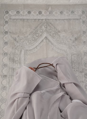 طقم صلاة سجى باللون الرمادي والتيفاني