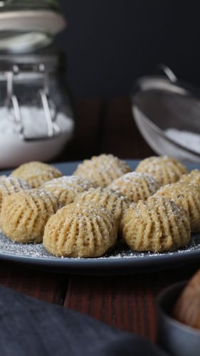 صينية للمناسبات مزينة بالورد معمول وشوكولاتة