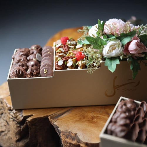 بوكس الفخامة ( صينية مدرجة معمول وشوكولاتة وبيتيفو...